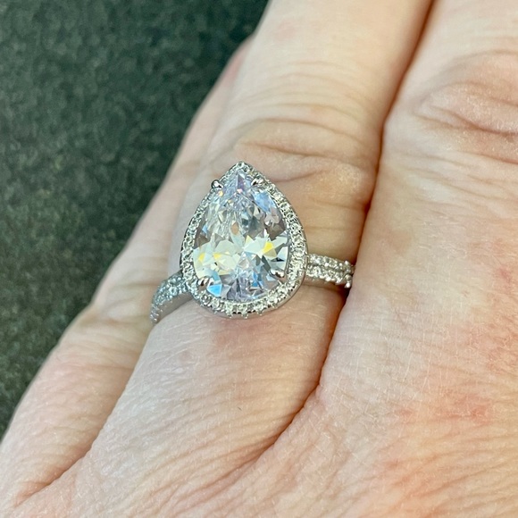 Beautiful Sterling silver ring with pear shaped “diamond”, size 8 - Picture 1 of 8